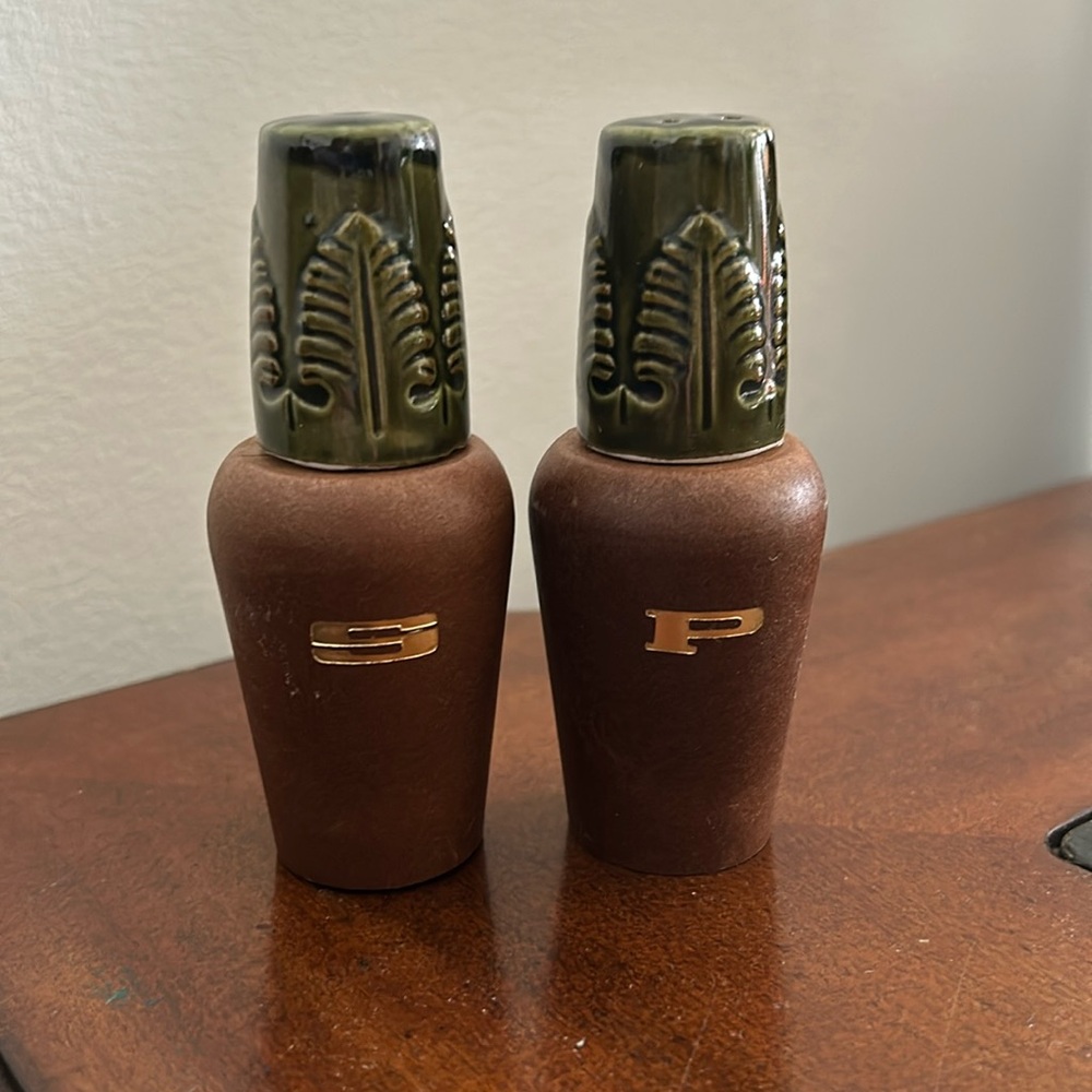 🔥🔥VINTAGE WOOD WOODEN AND CERAMIC FALL MOTIF SALT & PEPPER SHAKERS